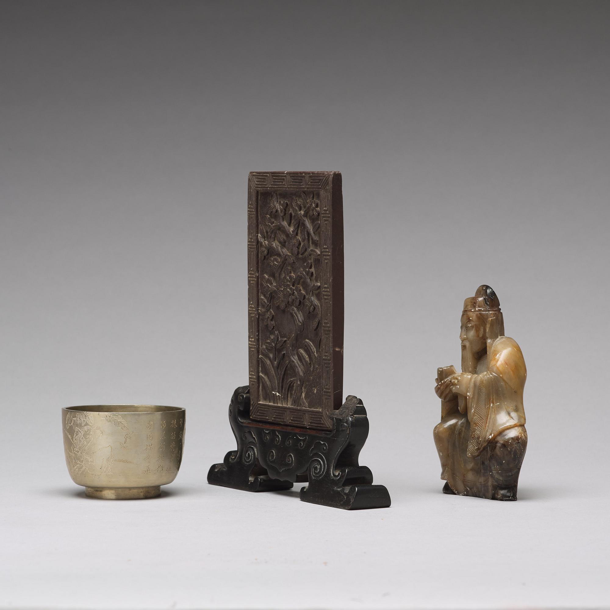 PLAKETT, sten samt FIGURIN, soapstone och BÄGARE, vitmetall. Kina, sen Qingdynasti.