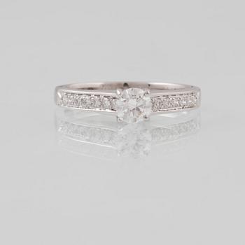 RING, 18K vitguld med briljantslipad diamant ca 0.42 ct. Vikt 3,5 gram.