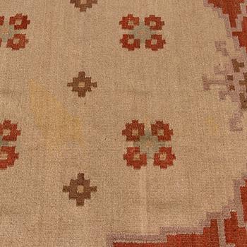 A 1920s Finnish flat weave carpet probably for Kotiteollisuus Oy Orkamo. Circa 350x225 cm.