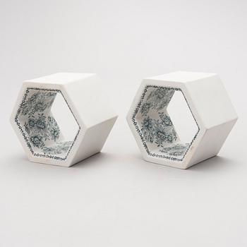 RUT BRYK, veistoksia, 2 kpl, "Hexagon-tiilet", Arabia, 1960-luku.