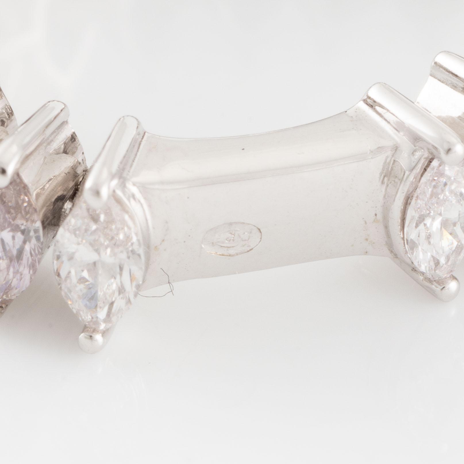 Ring in 18K white gold set with navette-cut diamonds.