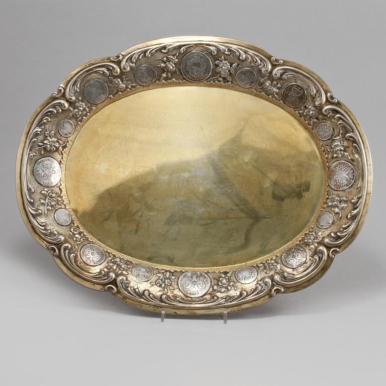 BRICKA, låghaltigt silver, Tyskland, omkring sekelskiftet 1900, vikt ca 1338 gram.