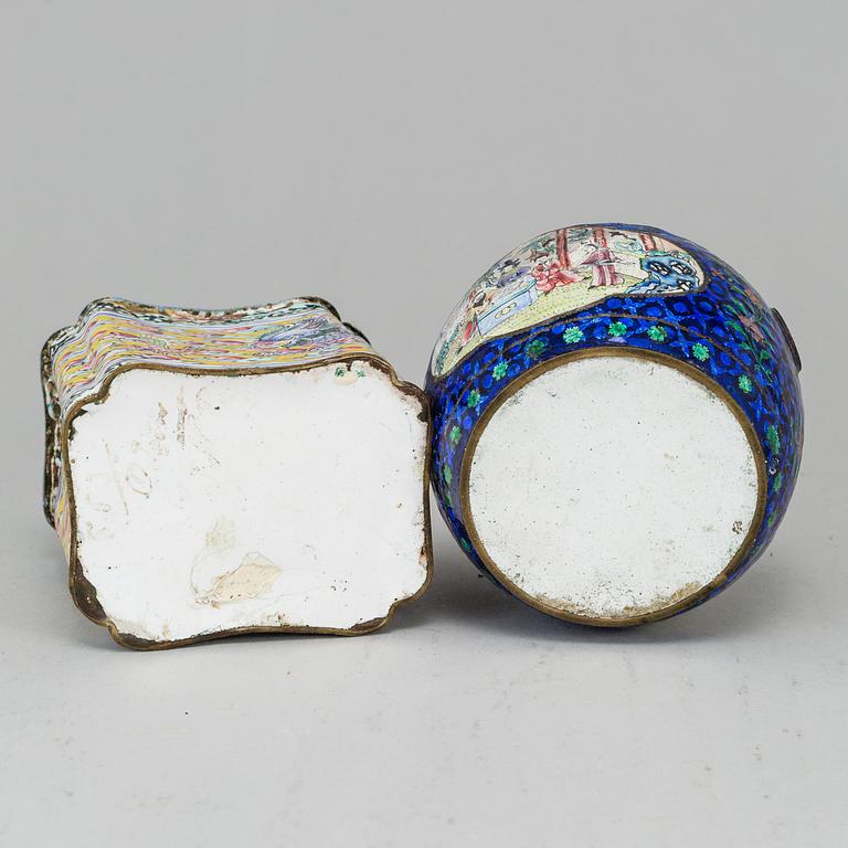 Two Chinese tea caddies with cover, enamel on copper, Qing dynasty, 19th Century.