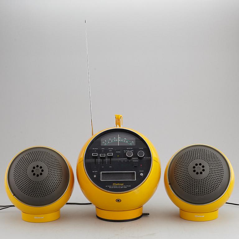 A 1970's Weltron Radio with speakers.