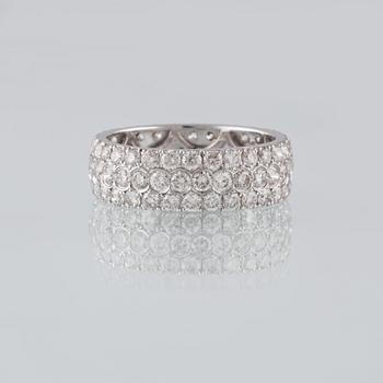 RING, 18K vitguld med 90 briljantslipade diamanter 3.26 ct. Vikt 4,1 gram.