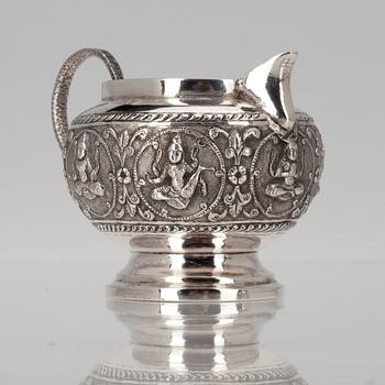 SOCKERSKÅL + GRÄDDSNÄCKA, silver. Sannolikt Indien 1900-talets första hälft. Vikt 230 g.