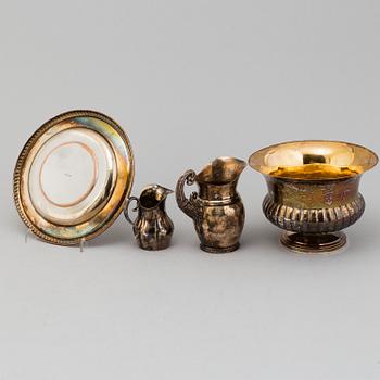 SOCKERSKÅL MED LOCK, SÅSSKÅL MED FAT SAMT GRÄDDKANNOR, 2 st, pläter, 1800-tal.