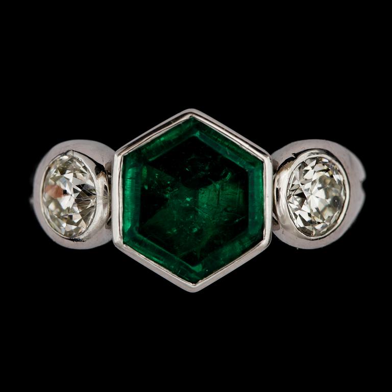 An emerald, app. 3 cts and old cut diamond ring, app. 1 cts.