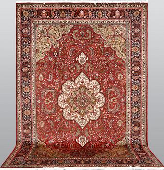 A part silk Tabriz carpet, sk 40 radj, ca 300 x 203 cm.