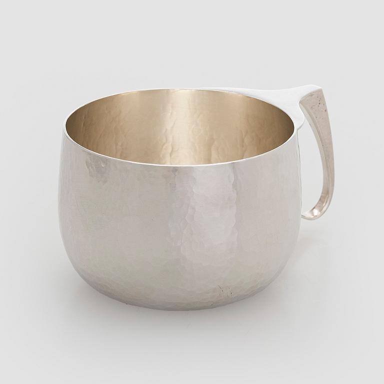 Tapio Wirkkala, kuksa, "Isännänmuki", hopeaa, TW 463, Kultakeskus, Hämeenlinna 1989.