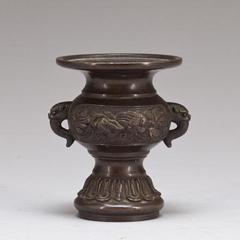 URNA, brons. Kina, märkt undertill.