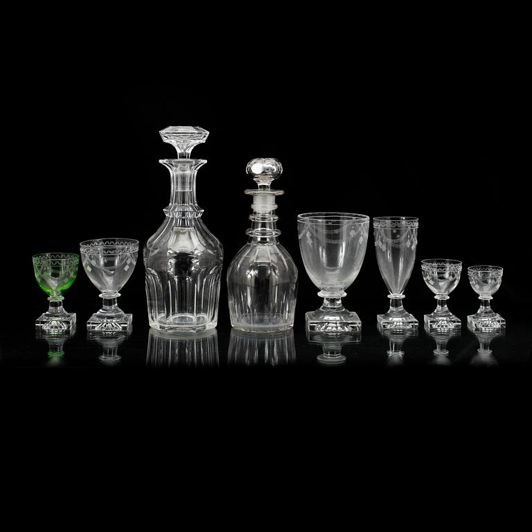 GLASSERVIS, 69 delar, glas, troligtvis Kosta 1900-talets första hälft.