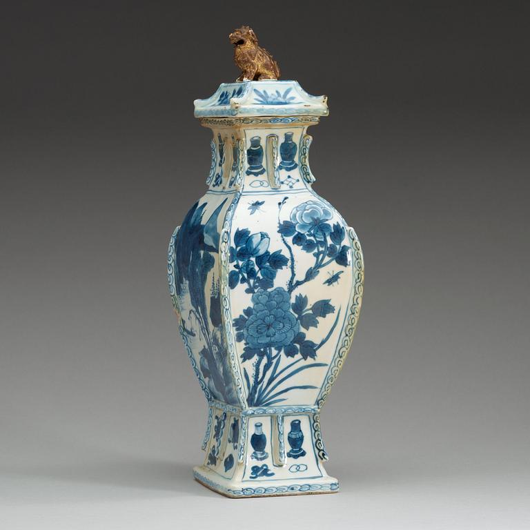 A blue and white vase, Qing dynasty, Kangxi (1662-1722).