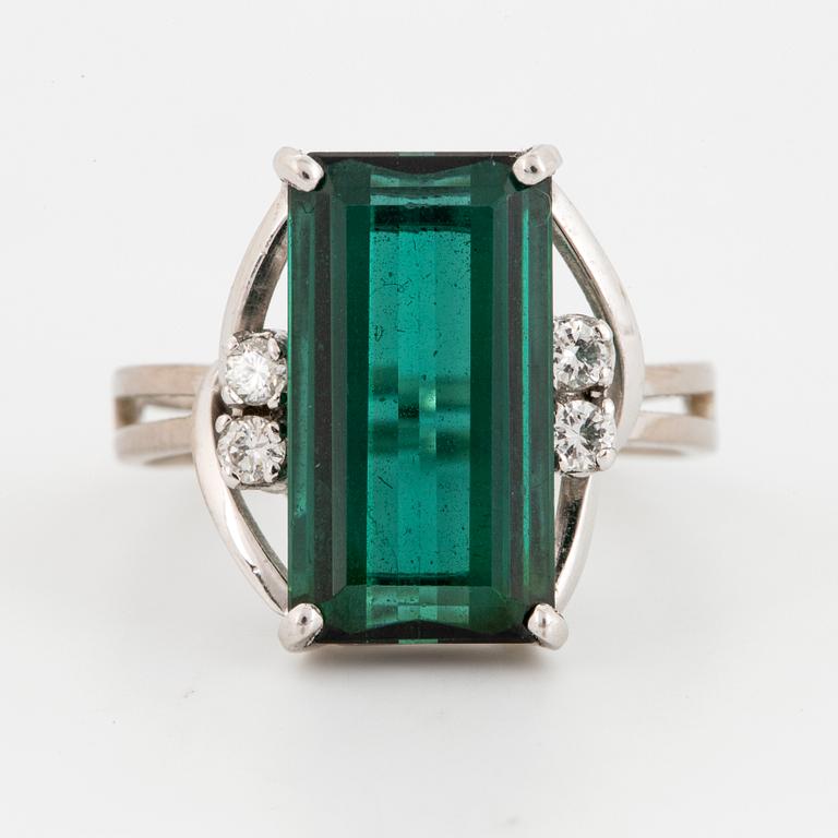 Green tourmalien and brilliant-cut diamond.