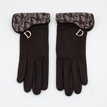 Christian Dior, a pair of leather gloves, size 7.