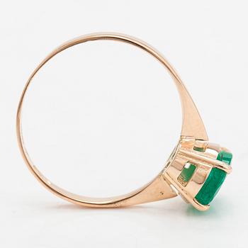 Ring, 14K guld med en oval smaragd. Lehtovaara Henrik Jaakko, Helsingfors.