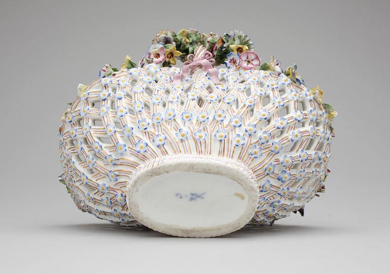 KORG, porslin, Meissenliknande märke, 1800-tal.