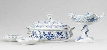 TERRIN, SKÅL PÅ FOT SAMT ASKFAT, 2 st, porslin, Meissen, 1900-talets mitt.