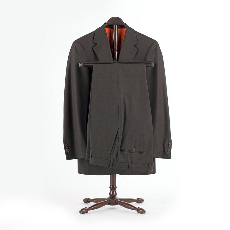 EDUARD DRESSLER, a brown wool suit consisting of jacket and pants. Size 48.