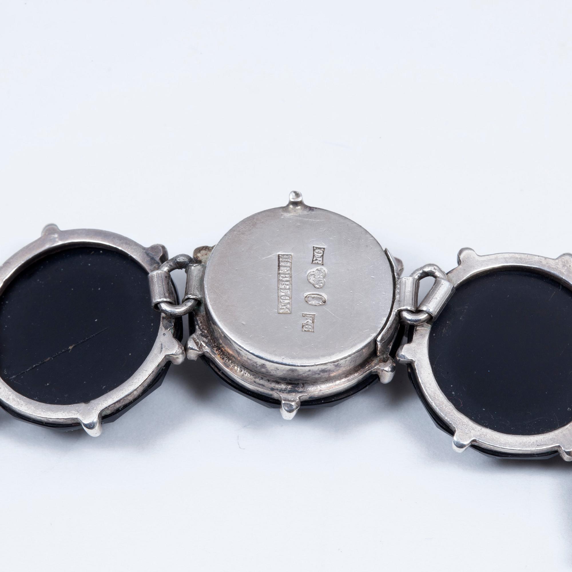 COLLIER OCH BROSCH, silver och svart onyx, Carl August Hedblom, Stockholm, 1888. Tot vikt 114,9 g.