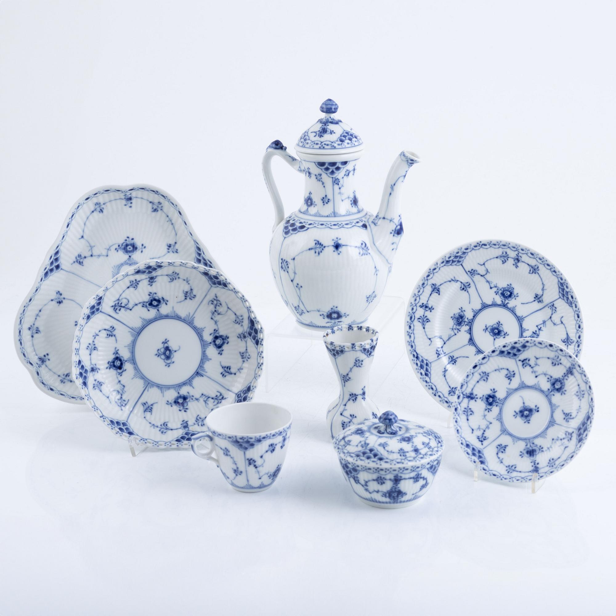 Service parts, 21 pieces, porcelain, "Musselmalet", full and half lace, Royal Copenhagen, Denmark.