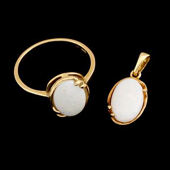 RING OCH HÄNGE, 18 k guld, opaler.