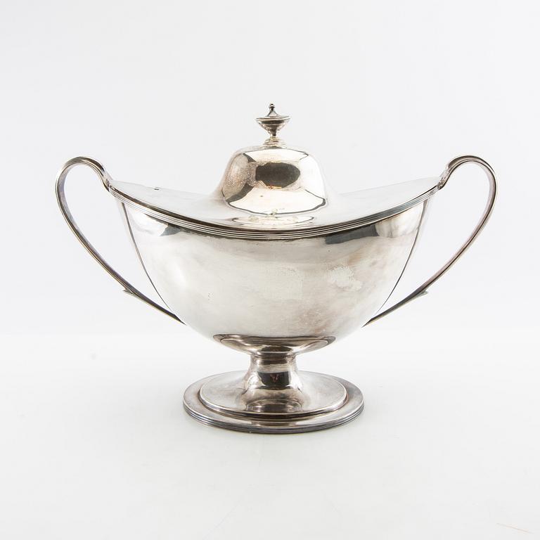 Tureen with lid, first half of the 20th century, silver plate.
