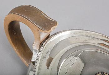 TEKANNA, silver, London, oidentiferad mästarstämpel, 1807, vikt 777 g.