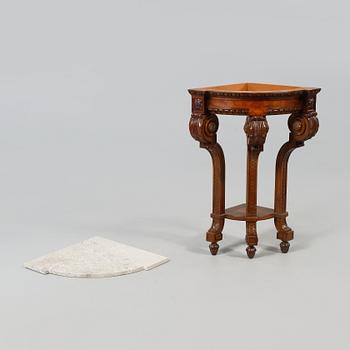 HÖRNKONSOLBORD, omkring sekelskiftet 1900.