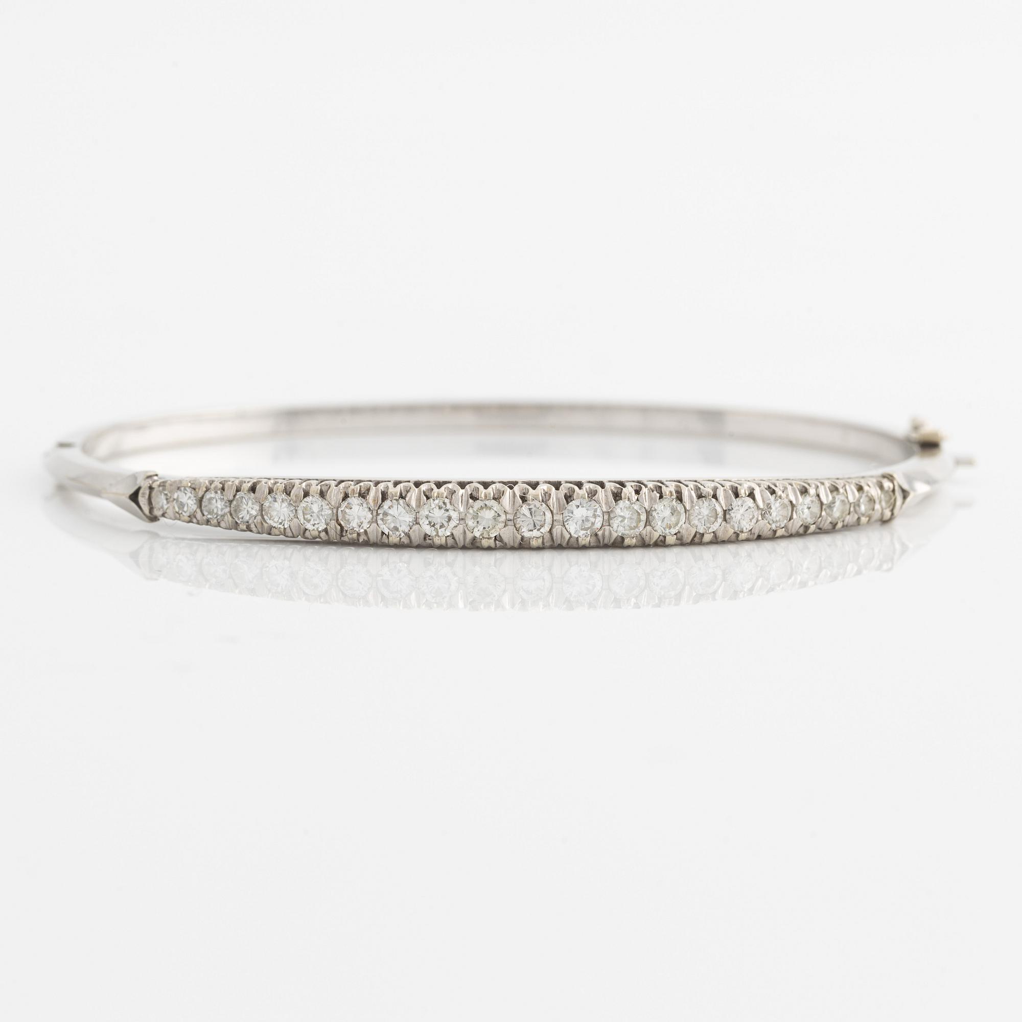 Armring 18K guld runda briljantslipade diamanter.