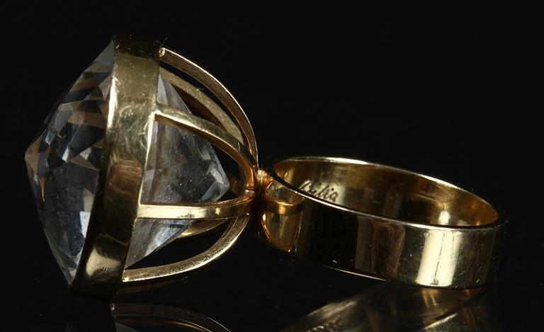 RING,18 k guld och bergskristall, Cecilia Johansson, Göteborg 1971.