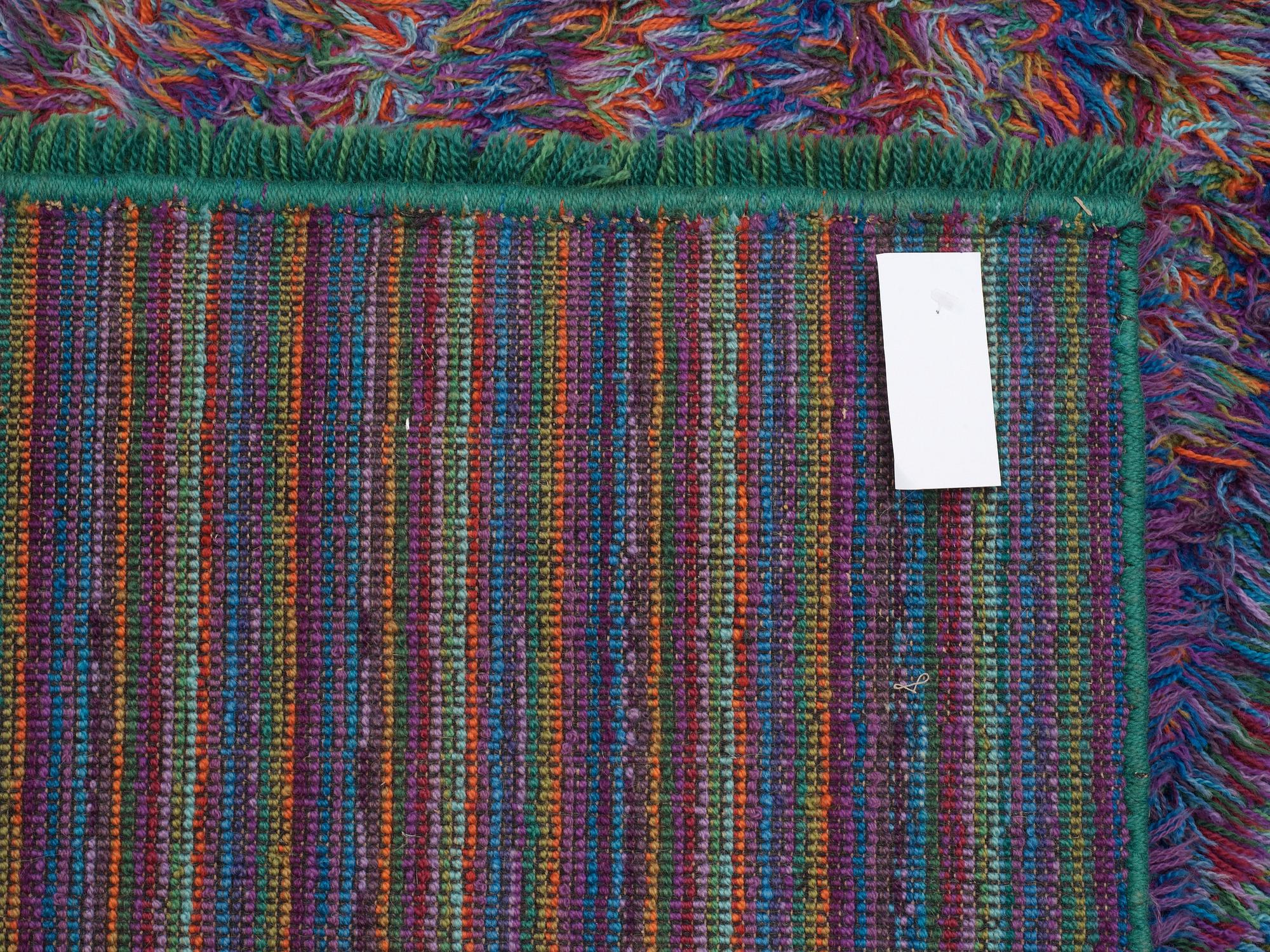 MATTA. Maskinvävd rya. 377,5 x 232,5 cm.