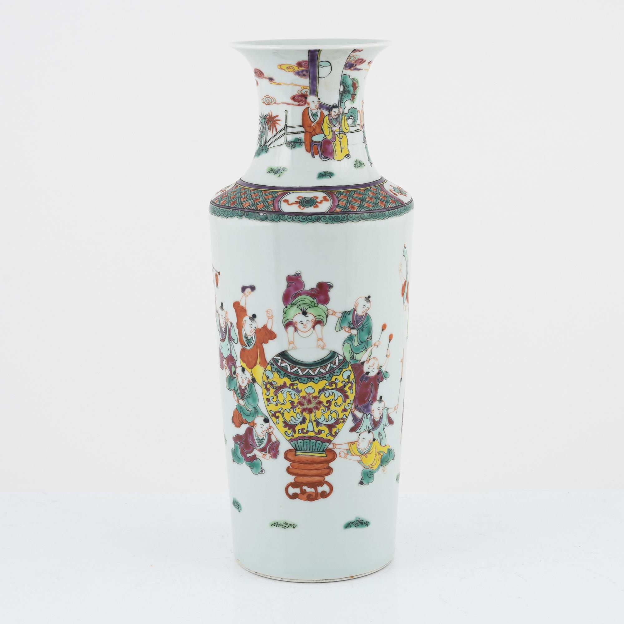 A Chinese porcelain vase, 20th century.