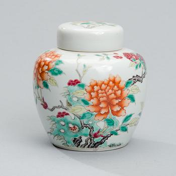 URNA MED LOCK, porslin, Kina 1800-tal.