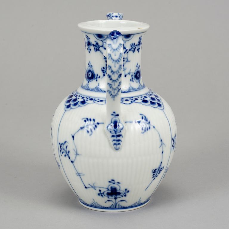 Royal Copenhagen, servisdelar, 14 delar, porslin. "Musselmalet", Danmark.