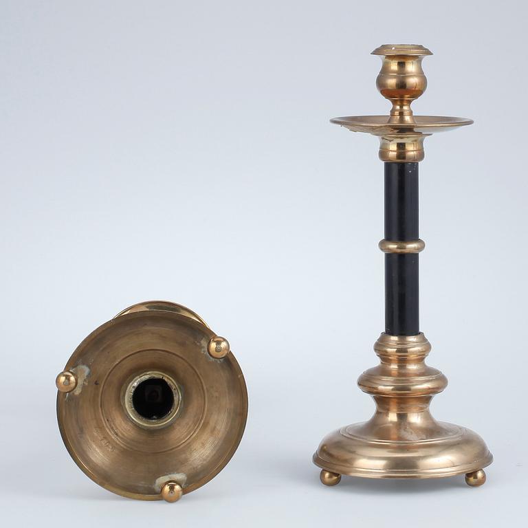 LJUSSTAKAR, ett par, mässing, 1800-talets slut.