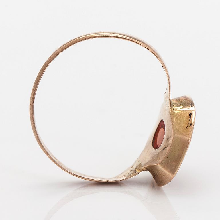 Ring, engraved carnelian "Faith, hope and love", 18K gold, Carl Johan Martin, Pori mid-19th century.
