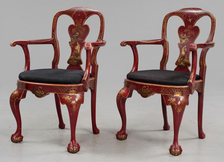 KARMSTOLAR, ett par, samt BORD, omkring 1900-talets mitt.