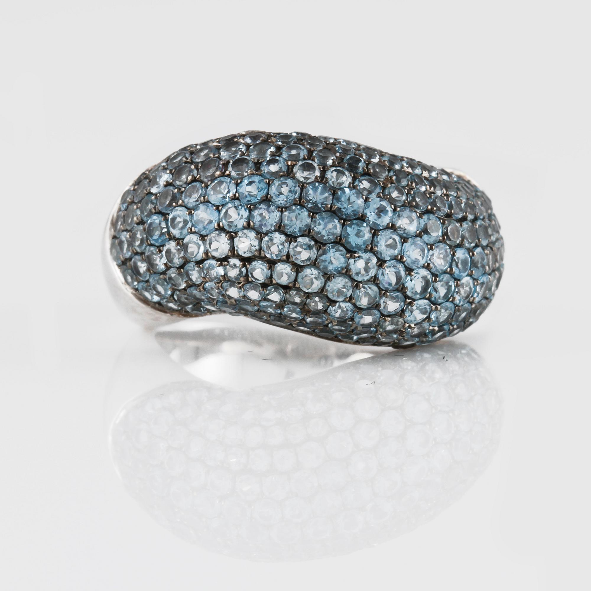 RING, 18K vitguld med fasettslipade blå safirer ca 3.17 ct. Vikt 8,8 gram.