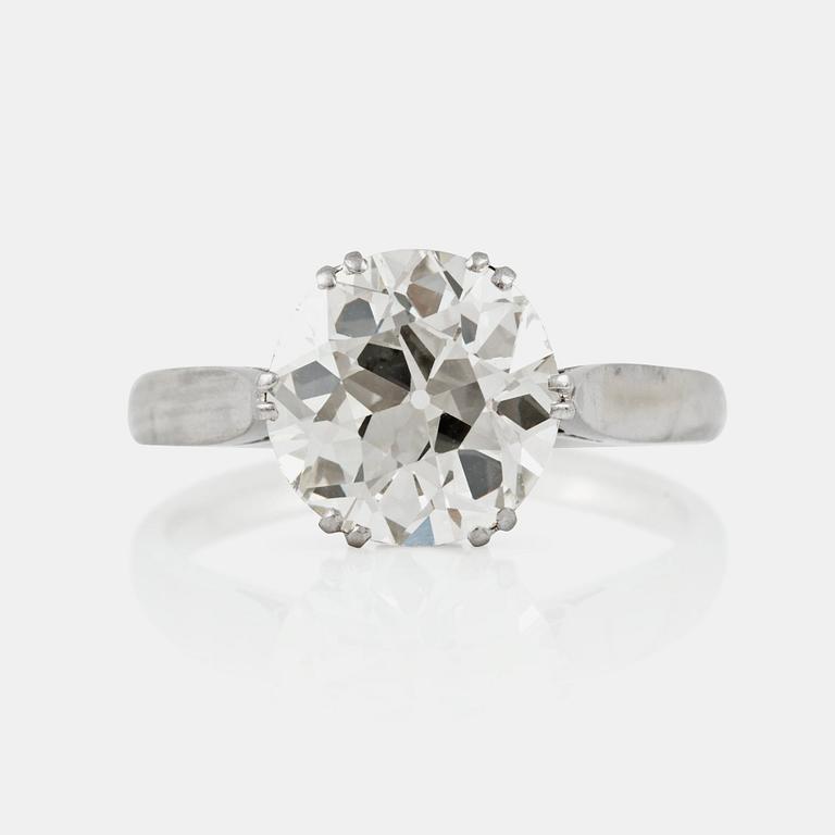 A circa 2.50 ct old-cut diamond ring. Quality circa M-N/VVS.