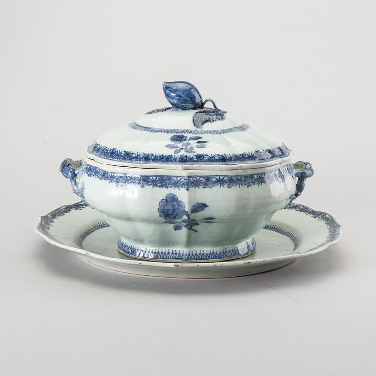 TERRIN med LOCK och FAT, porslin, Kina, omkring 1800.