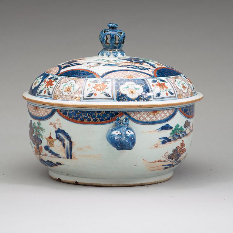 A large imari-verte tureen with cover, Qing dynasty, Qianlong (1736-95).