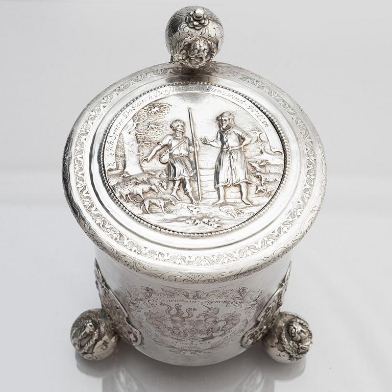Andreas Berg, dryckeskanna, silver, (verksam 1712-1717), Pärnu, Estland. Senbarock.