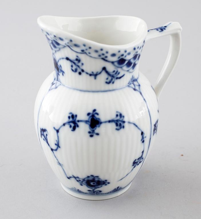 43 pieces of porcelain tableware from Royal Copenhagen, model "Musselmalet",second half of the 20th century.