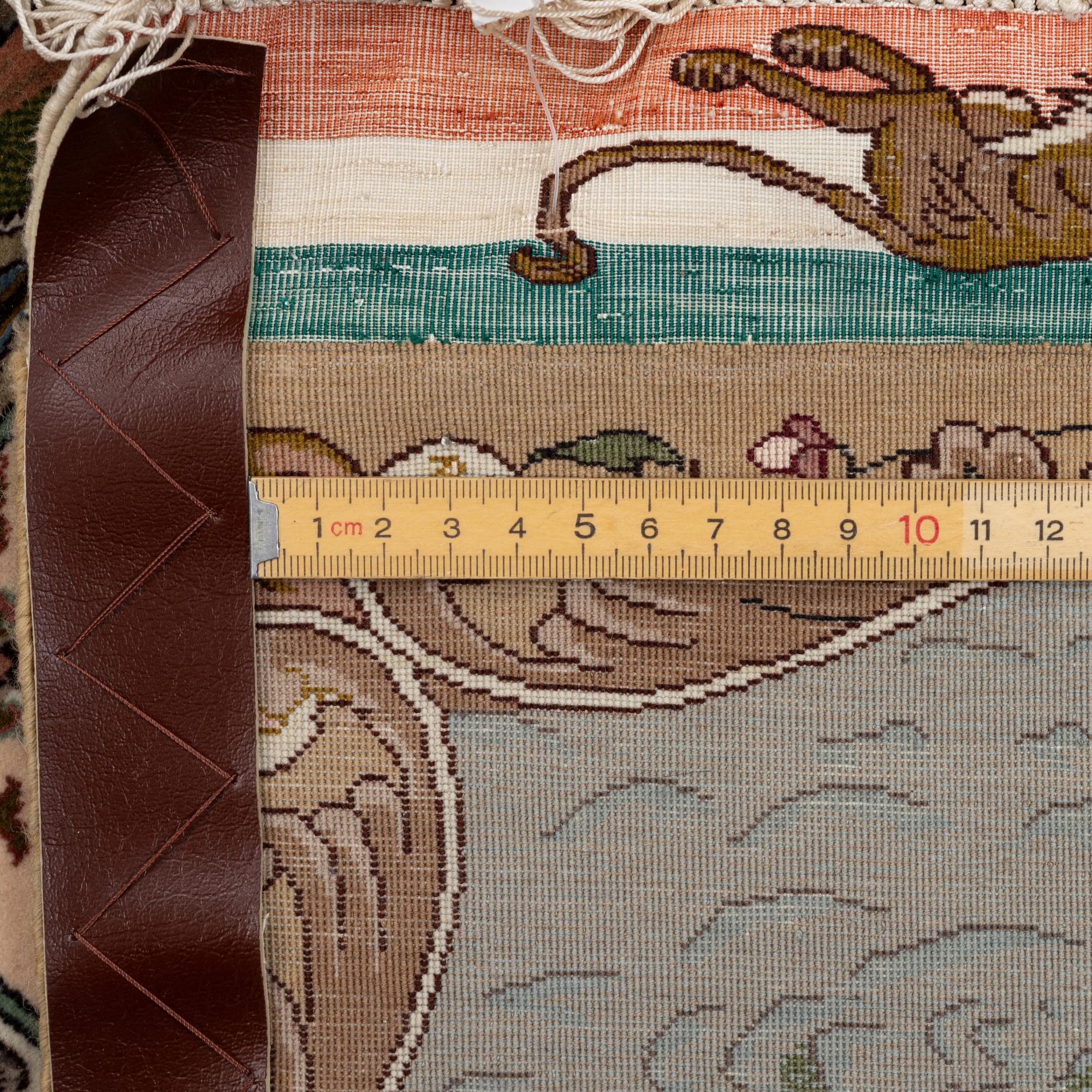 Matta, Täbriz, figural. ca 177 x. 241 cm.