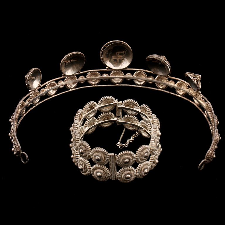 DIADEM samt ARMBAND, silver, omkring 1900-talets mitt. Vikt 65 g.