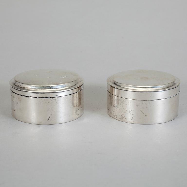 DOSOR, 2 st snarlika, silver. Bl a Johan Peter Hollman, Skänninge 1835. Vikt ca 162 gram.
