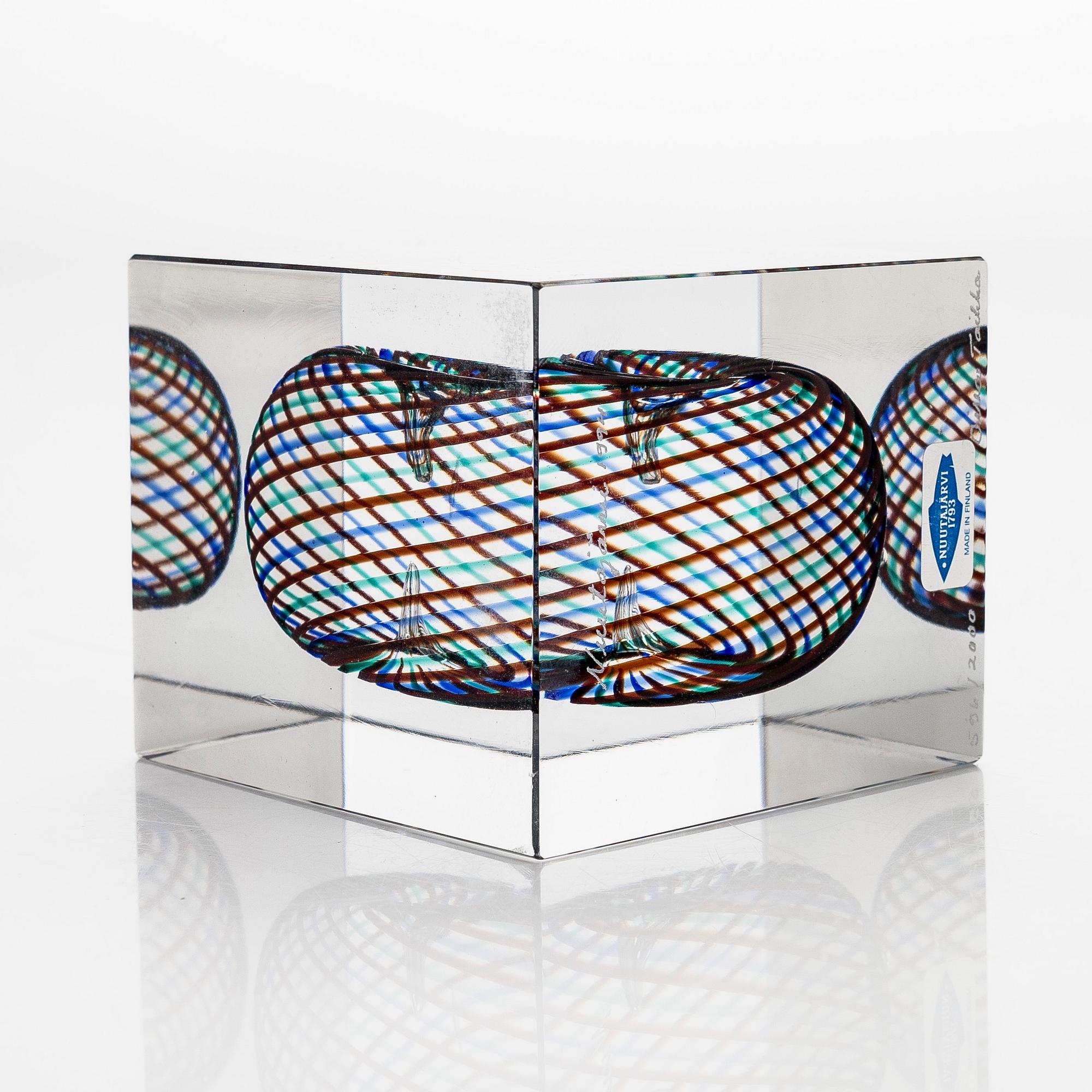 Oiva Toikka, an annual glass cube, signed Oiva Toikka Nuutajärvi 1994 and numbered 596/2000.
