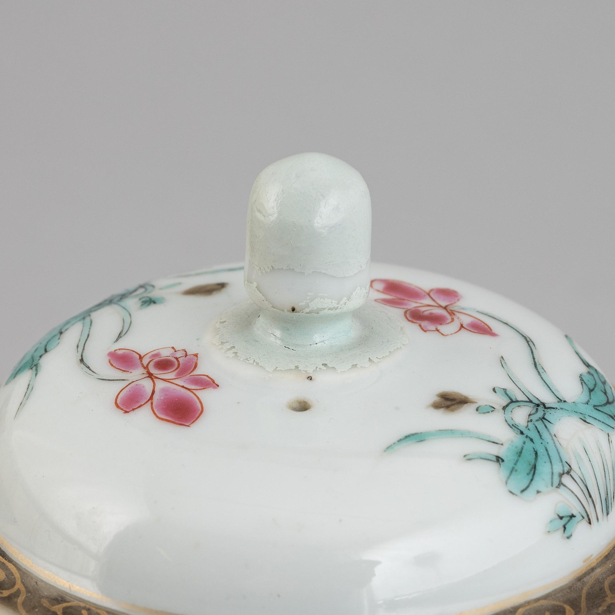 A group of Chinese porcelain, Qing dynasty, Qianlong (1736-1795) and 19th/20th century. (6 pieces).