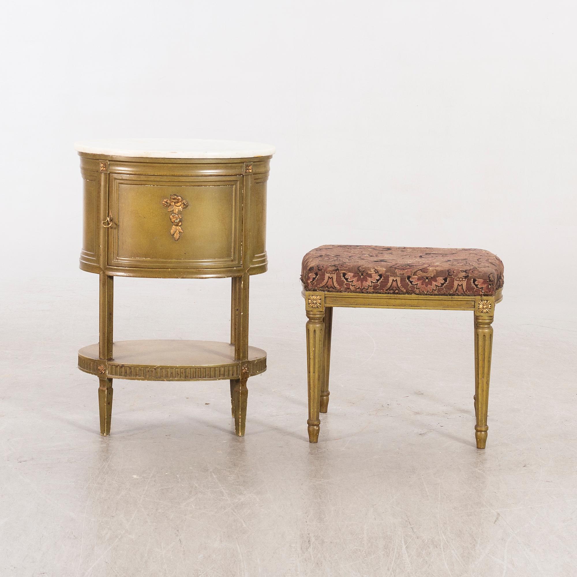 Sängbord samt taburett gustaviansk stil 1900-talets första hälft.